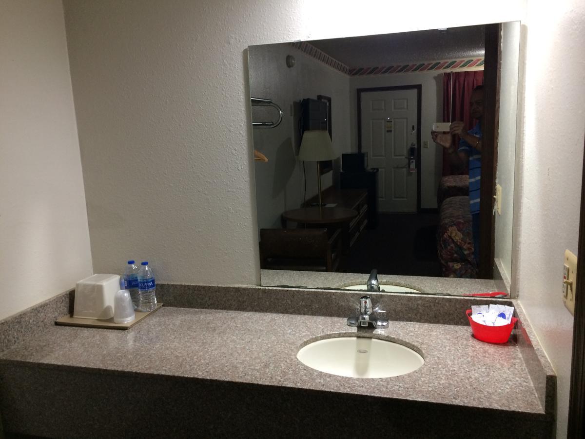 Rexdale Inn Seminole Bagian luar foto
