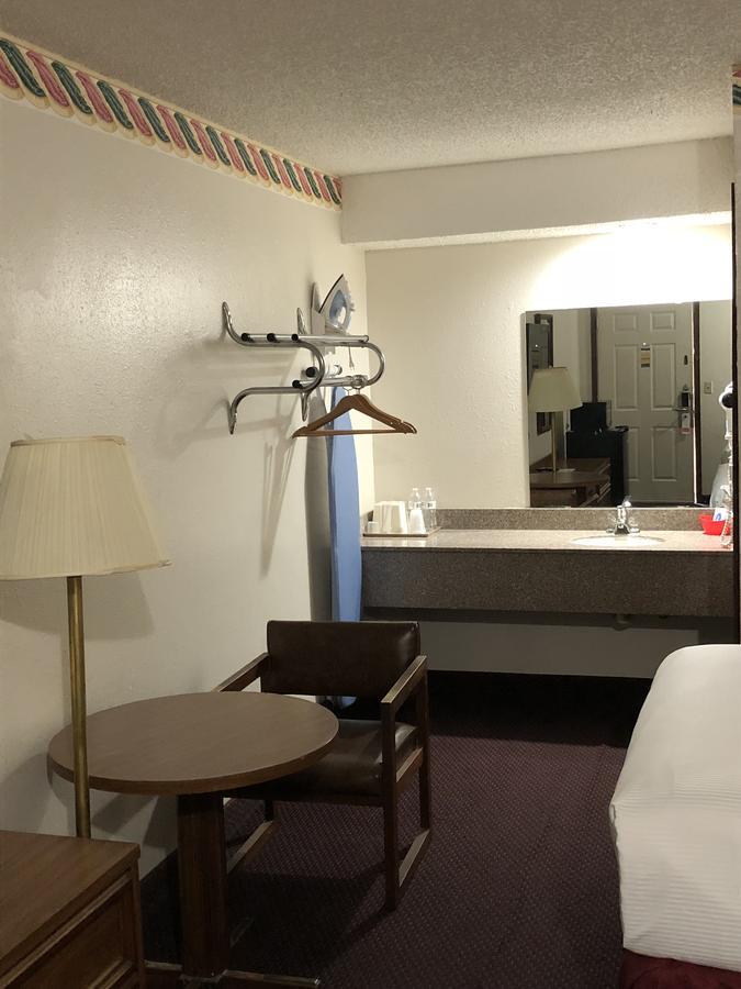 Rexdale Inn Seminole Bagian luar foto