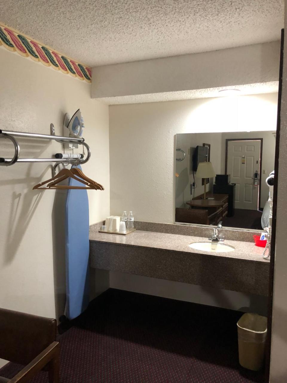 Rexdale Inn Seminole Bagian luar foto